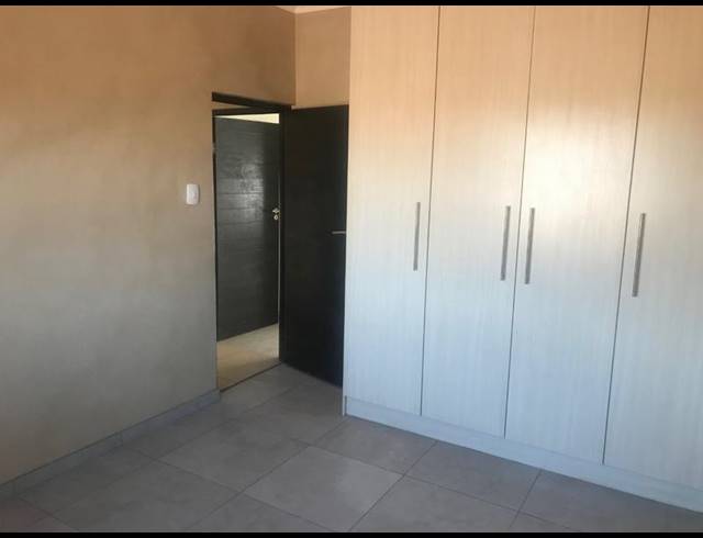 2 BEDROOM APARTMENT FOR SALE IN VANDERBIJLPARK SE 4